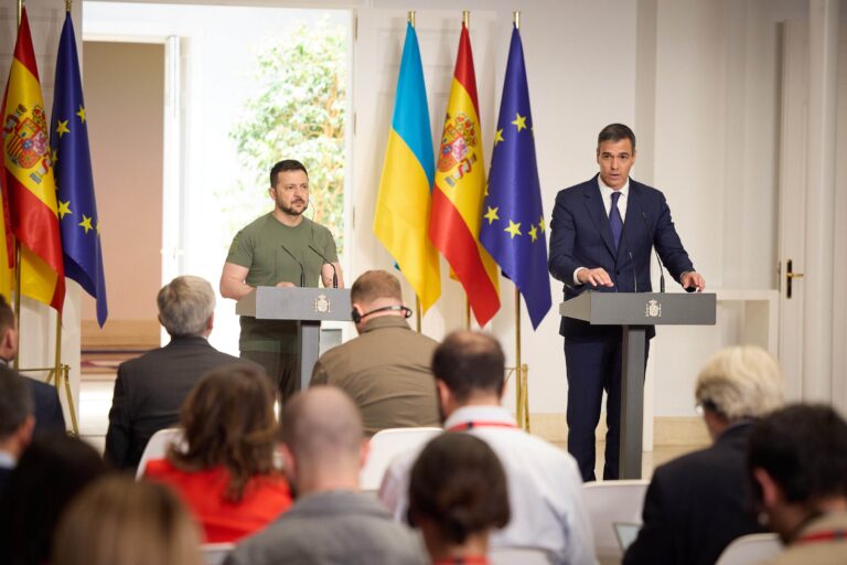Zelenski visita a España y suscribe un acuerdo de suministro de armas
