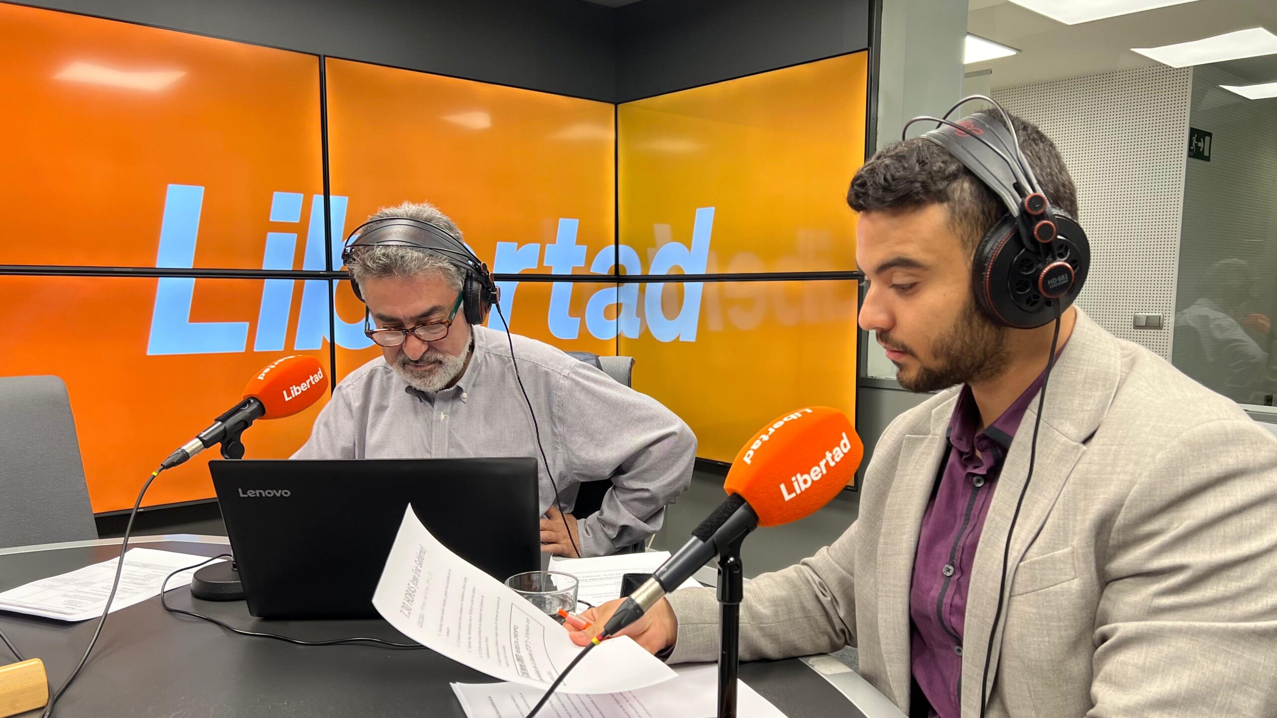 Sánchez ordena exhibir su gestión tras la parálisis por su "reflexión"