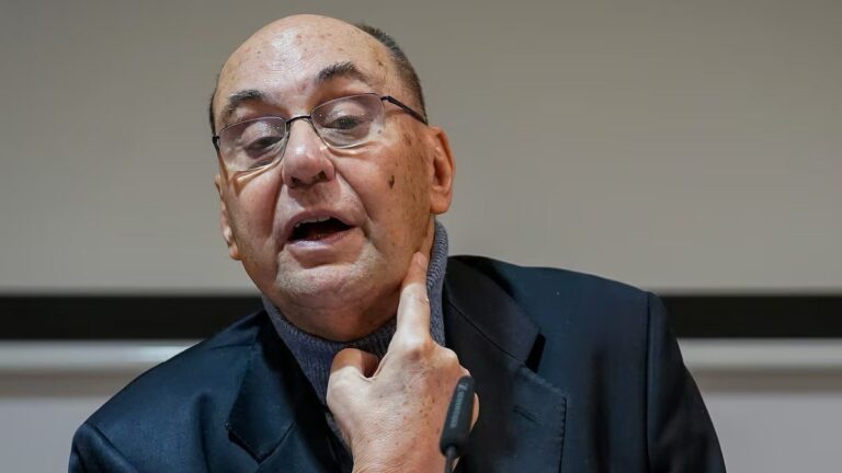 Ha sido detenido en Países Bajos el autor material del atentado contra Alejo Vidal-Quadras. Se trata de Mehrez Ayari, de 37 años, un hombre de nacionalidad francesa y origen tunecino que acumula multitud de antecedentes Este sicario, conocido como ‘El lapidador’, fue detenido el 6 de junio cuando iba a cometer otro asesinato por encargo y con “connotaciones políticas”.  Su caída refuerza la ‘pista iraní', es decir: que hubiera sido un asesinato encargado por el régimen de los ayatolás.  El arresto en Países Bajos del sicario que disparó a Vidal-Quadras confirma la implicación de la Mocro Maffia, una estructura criminal integrada principalmente por delincuentes de origen magrebí, asentada en Países Bajos, donde ha llegado a desafiar al Estado, y de la que uno de sus cabecillas ha huido recientemente de España tras ser excarcelado por un desajuste judicial. Fuentes cercanas a la investigación recalcan que el arresto del presunto autor material no cierra la investigación. La Policía Nacional busca a, al menos, otro implicado en los hechos.