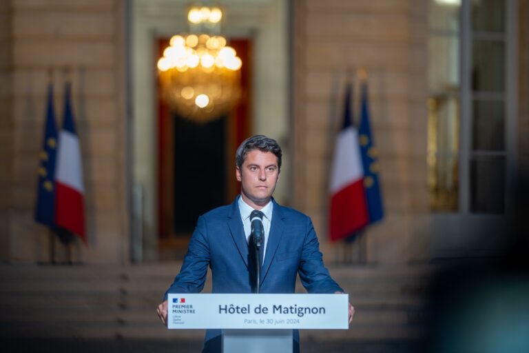 Emmanuel Macron mantiene a su primer ministro Gabriel Attal