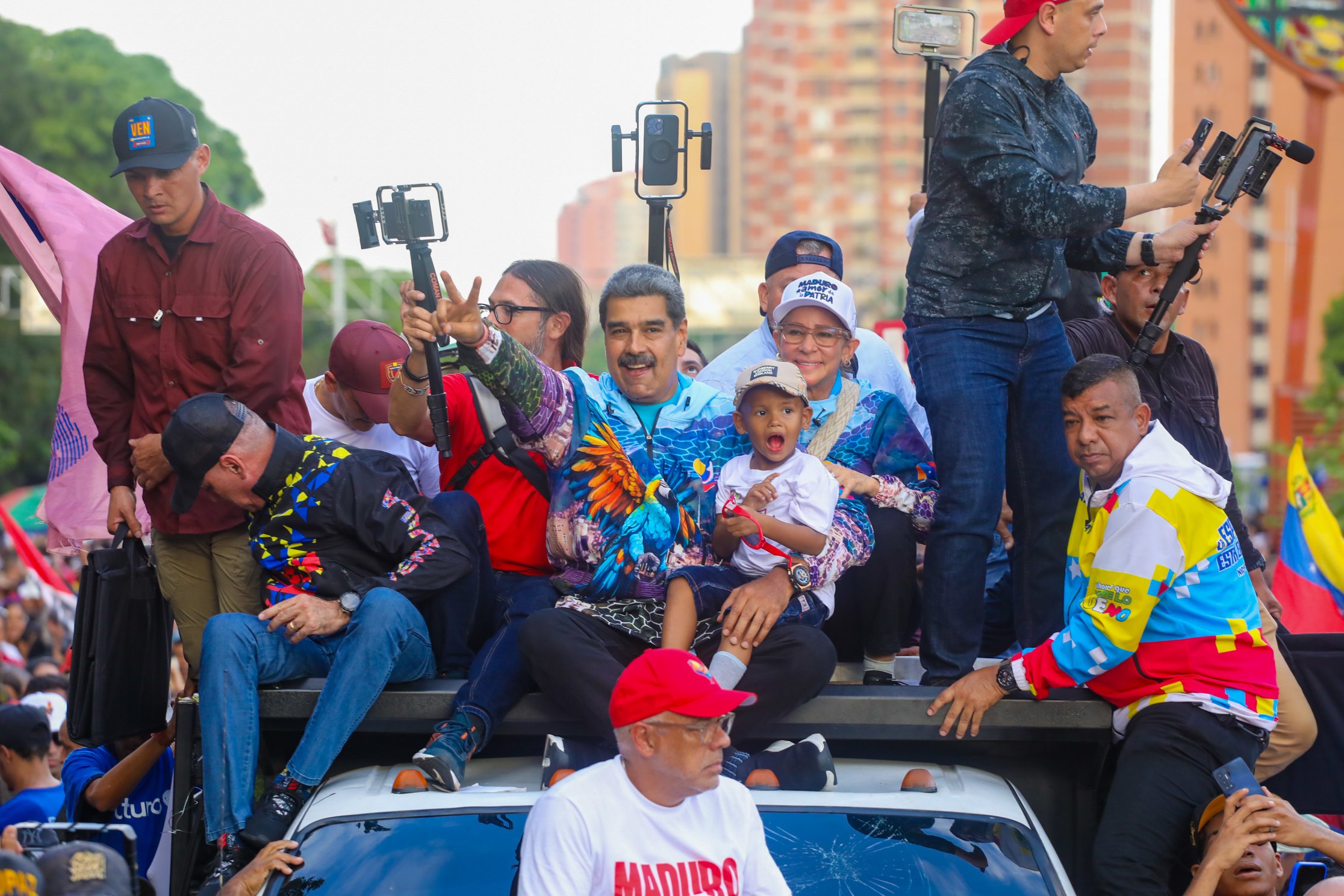 Maduro intenta tapar con represión las grietas en su régimen