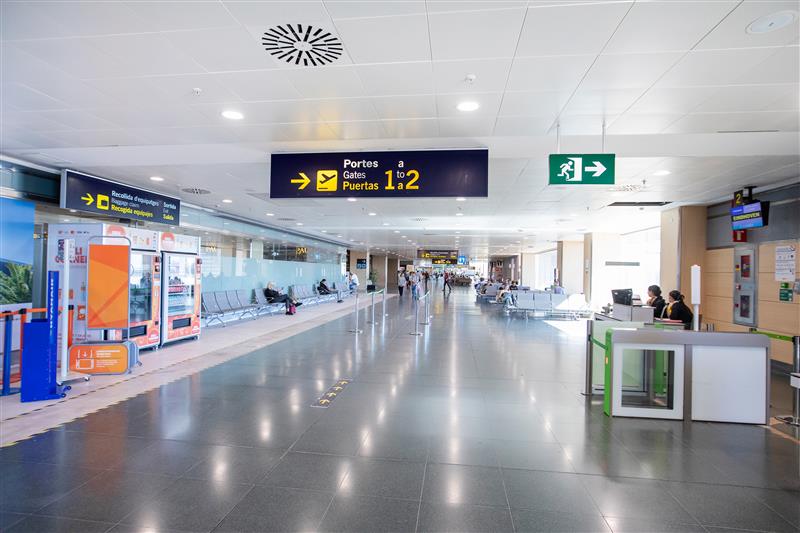 Caos en Barajas por la llegada permanente de inmigrantes ilegales