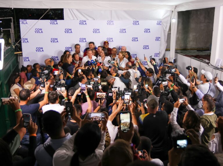 Constatada la victoria de la oposición, Maduro opta por la represión