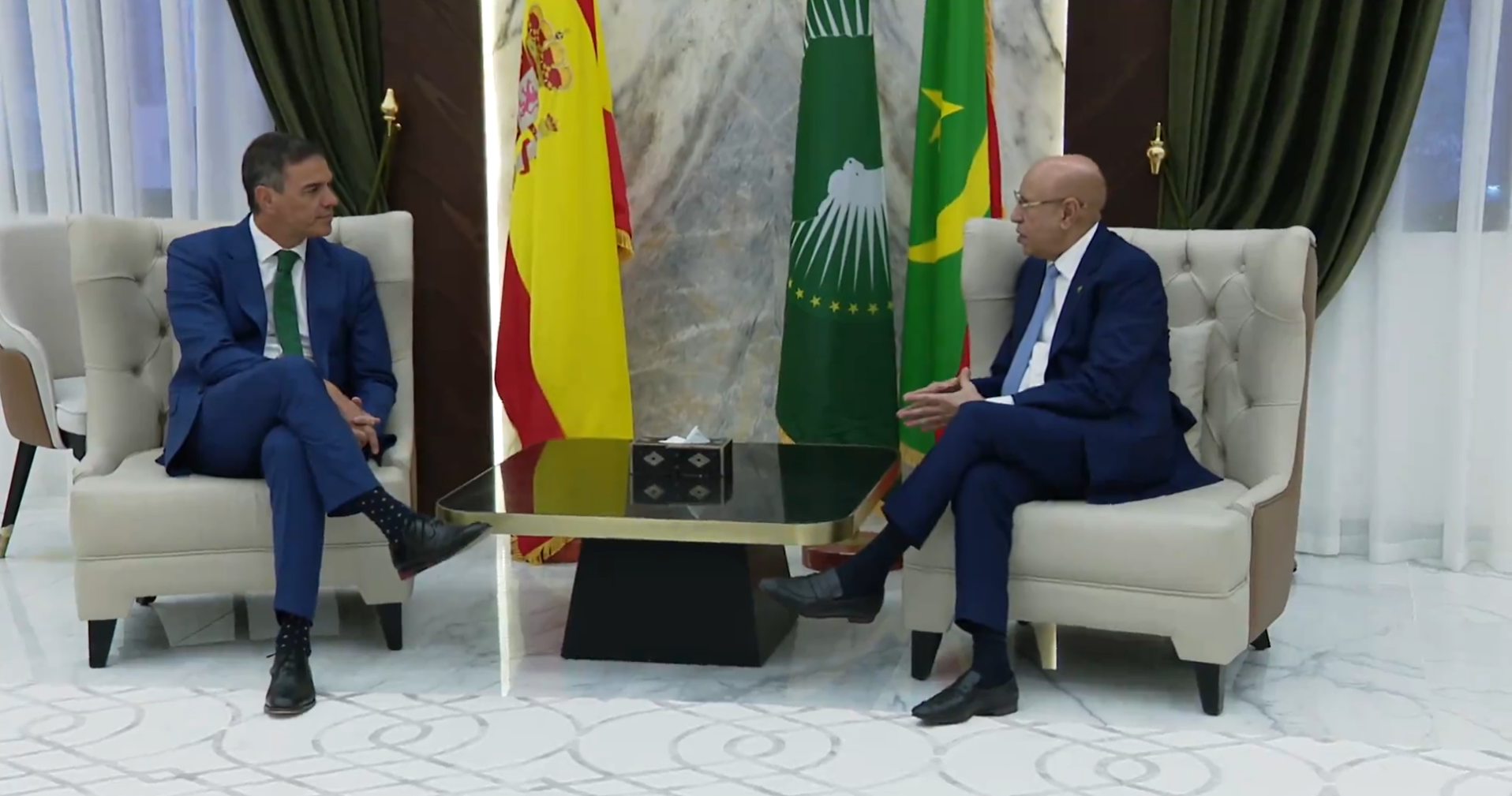 Sánchez ofrece en Mauritania regularizar a 250.000 ilegales