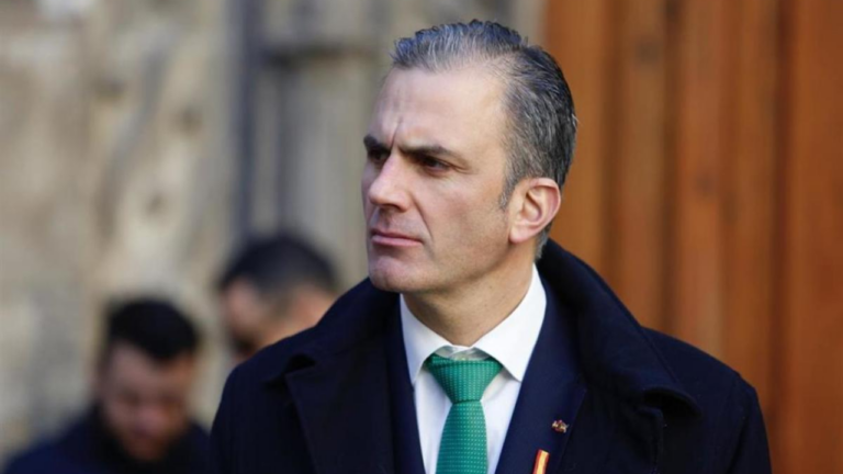  Javier Ortega Smith (VOX) le grita al alcalde de Madrid: “Almeida, trilero, devuelve ya el dinero”