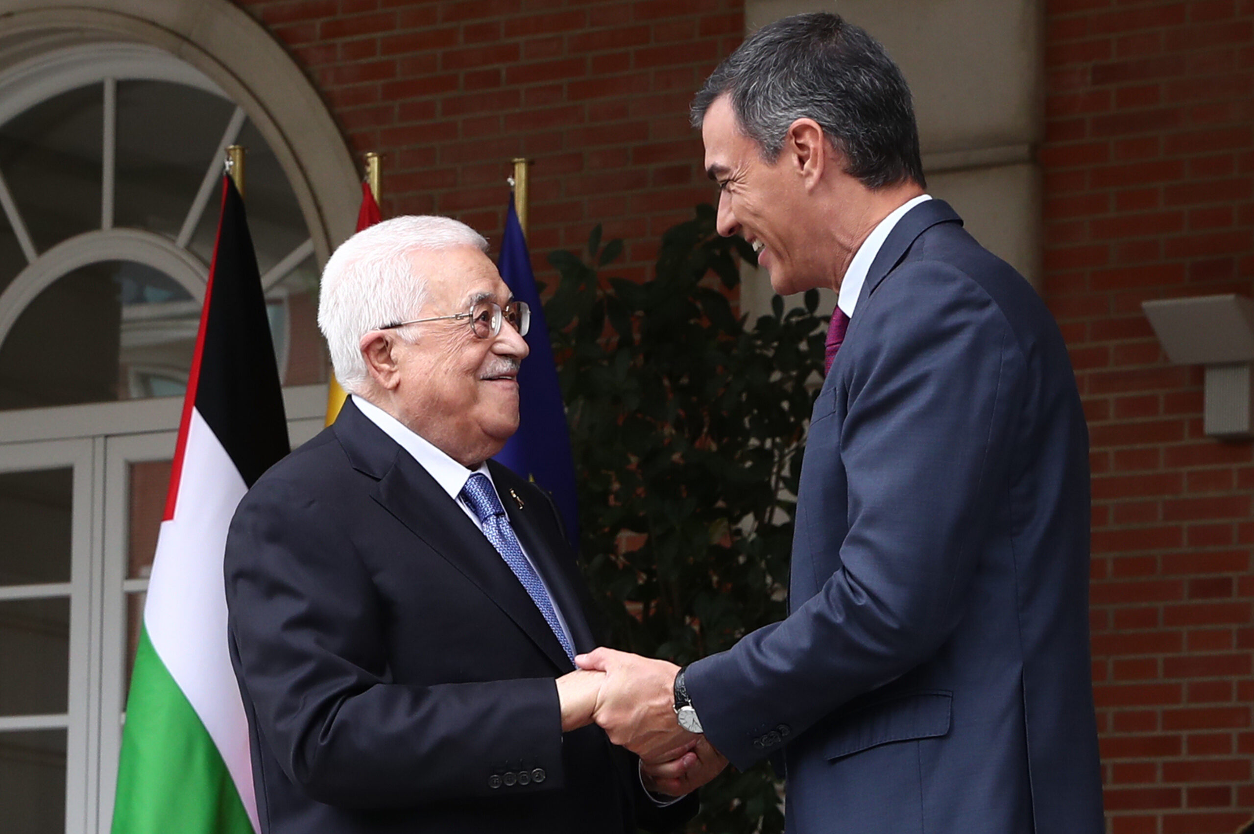 Sánchez recibe al presidente de la Autoridad Nacional Palestina