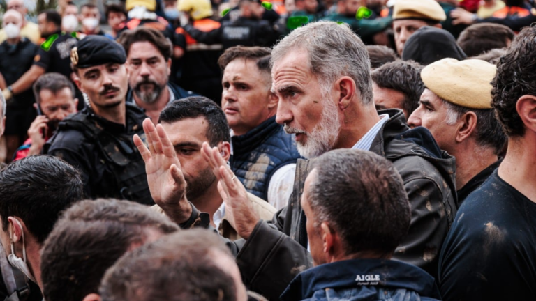 . Sánchez huye de Paiporta por la indignación de los vecinos, mientras el Rey se queda a dialogar con la gente.