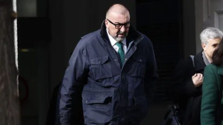 Koldo niega el reparto de comisiones, no reconoce su letra en el papel aportado por Aldama, dice que no ha estado en un piso con señoritas y que no ha habido pago a Cerdán