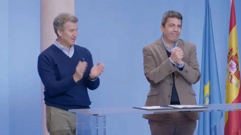 Una larga ovación para Carlos Mazón, tras la DANA