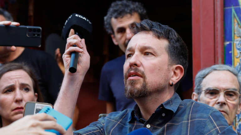 Pablo Iglesias rompe un micrófono.