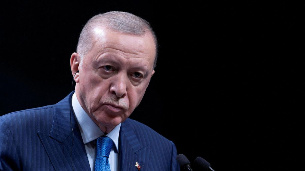 Turquía detiene a dos periodistas críticos
