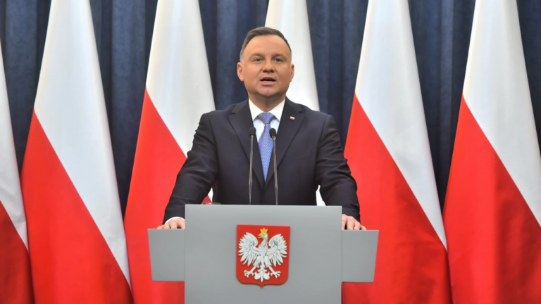 Cierran dos canales conservadores en Polonia