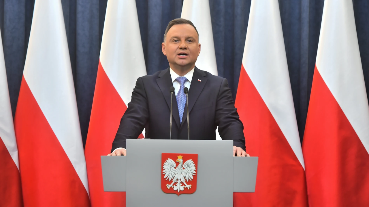 Cierran dos canales conservadores en Polonia