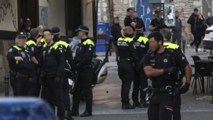 Menas a botellazos en Vitoria.