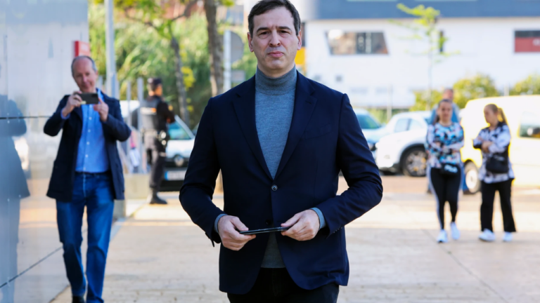 Último trámite antes de sentar a David Sánchez en el banquillo.