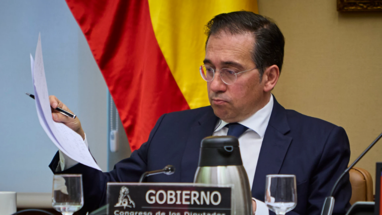 La mayoría de los diplomáticos acusa a Albares de "menoscabar" sus funciones.