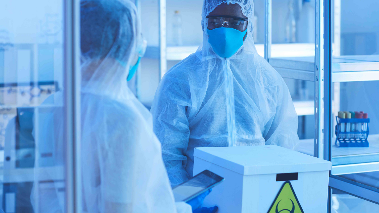 Otra china metiendo materiales biológicos en EEUU