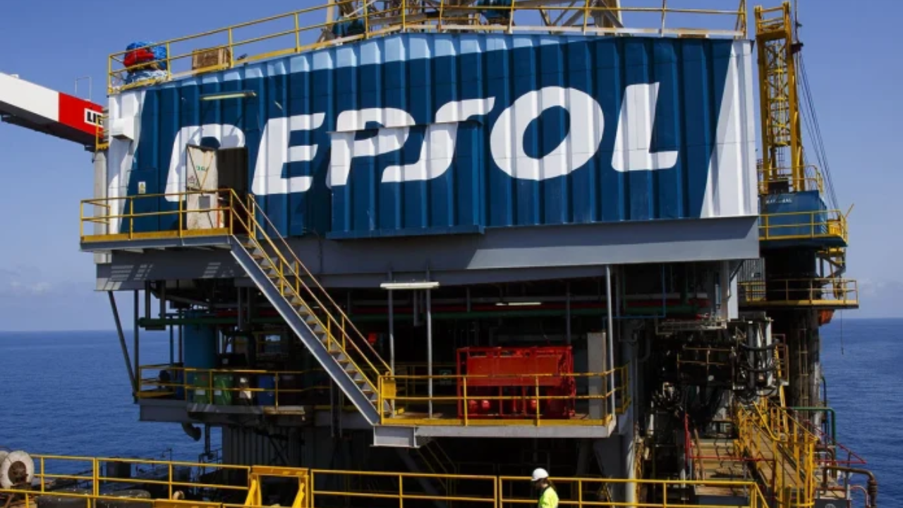Repsol deja de exportar petróleo venezolano a España tras el veto de Trump