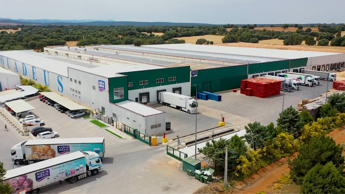 Aquadeus, de Grupo Fuertes, sube al podio de las empresas de agua mineral natural en España