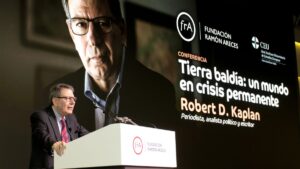 Robert D. Kaplan: “Estados Unidos, Rusia y China están en clara decadencia”