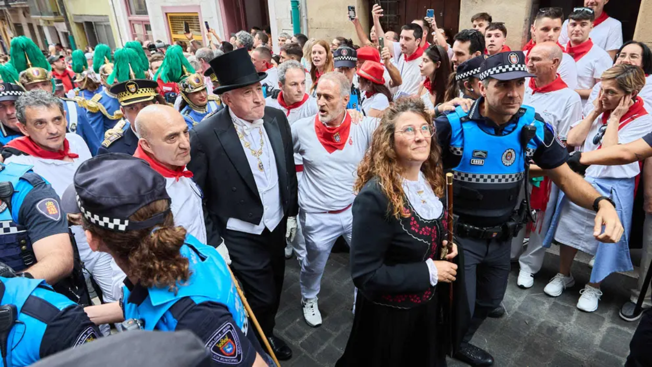 Gritos contra el alcalde de Pamplona, Joseba Asirón