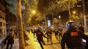 Francia impone el toque de queda en Nimes.