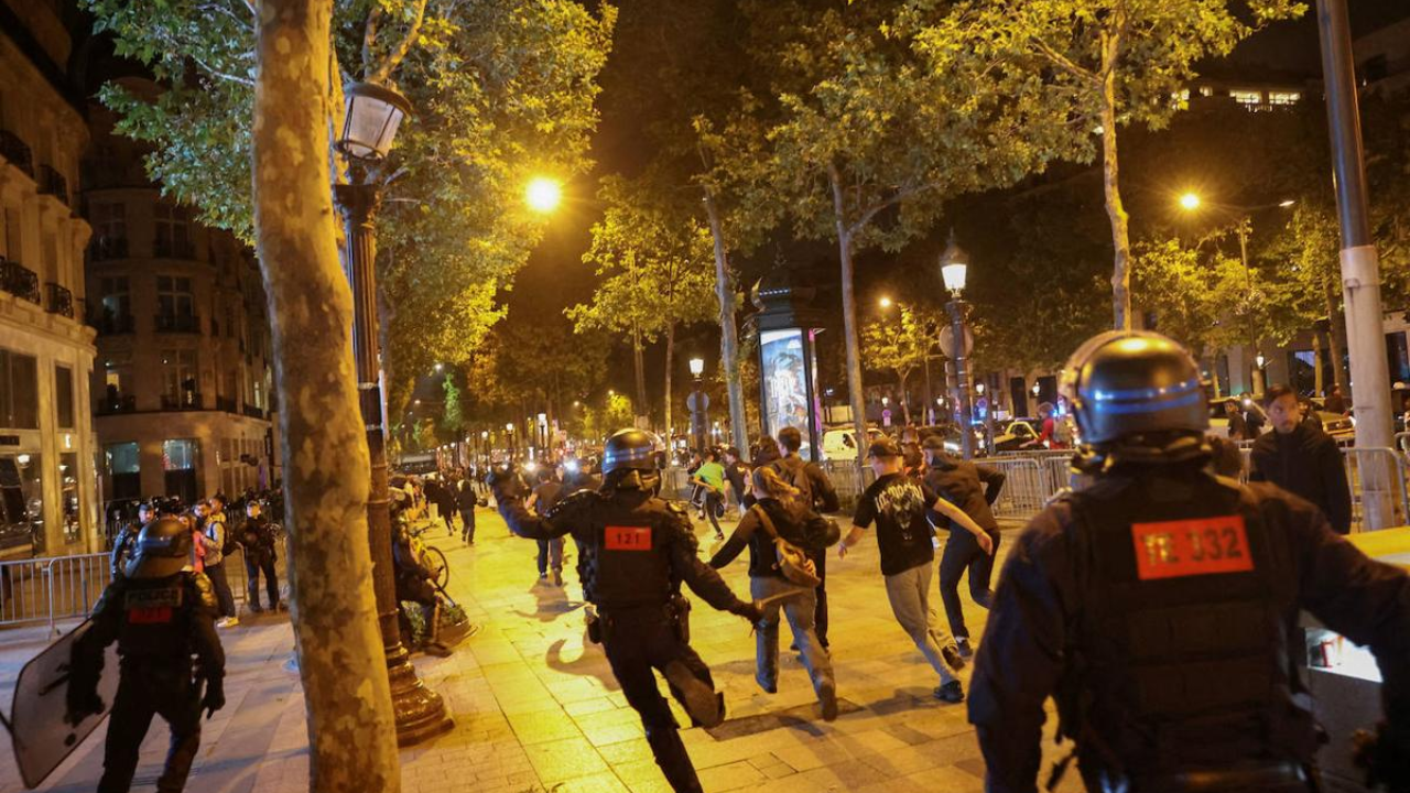 Francia impone el toque de queda en Nimes.