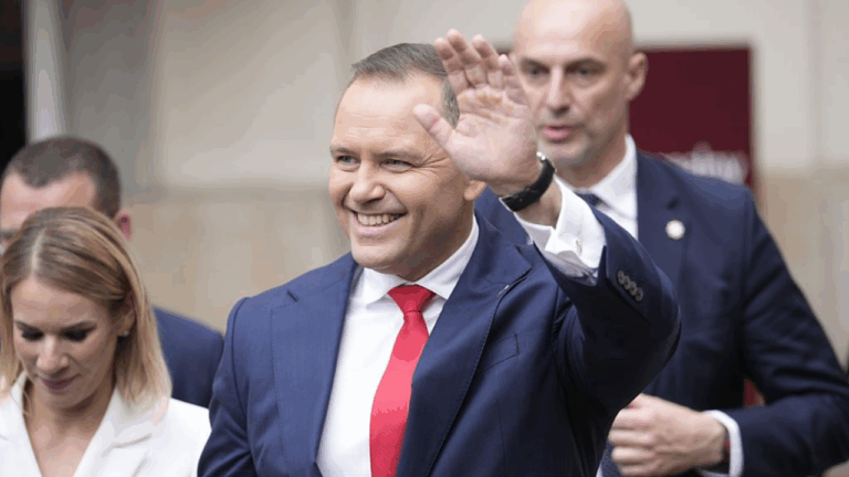 El soberanista Karol Nawrocki asume la presidencia de Polonia