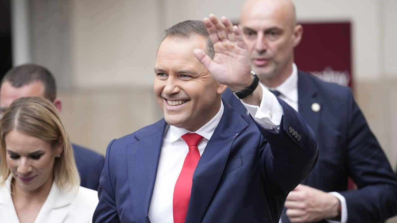 El soberanista Karol Nawrocki asume la presidencia de Polonia