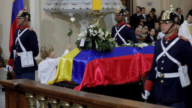 Gritos de "Asesino" y "Fuera Petro" en el entierro de Miguel Uribe