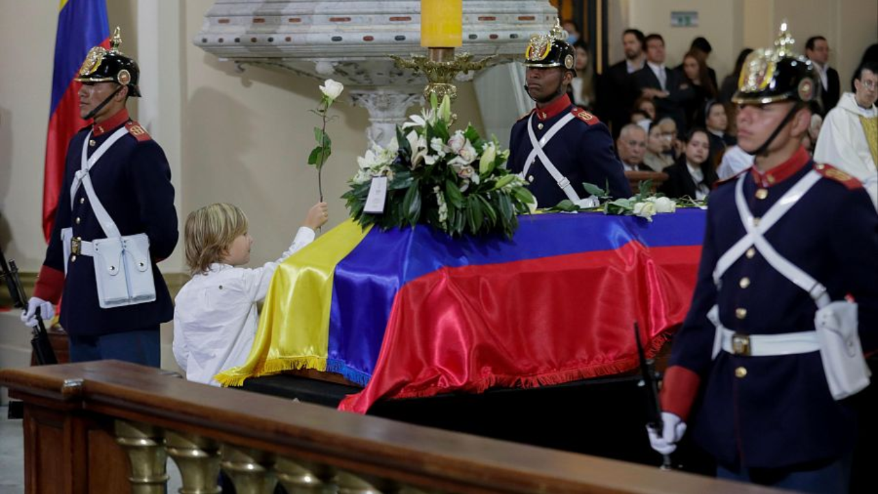 Gritos de «Asesino» y «Fuera Petro» en el entierro de Miguel Uribe