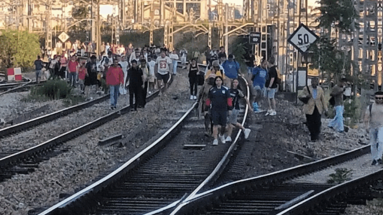 Pasajeros de Cercanías ocupan las vías tras una nueva avería