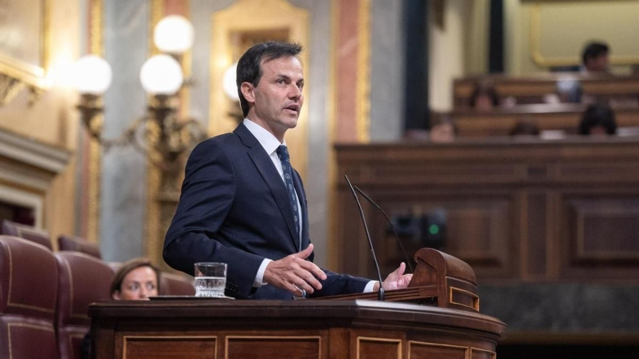 Un diputado del PP vota por error a favor de una propuesta de Sumar