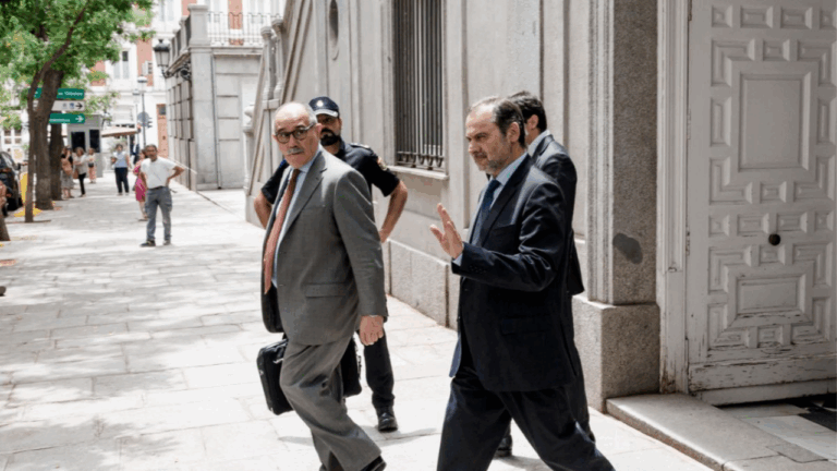 Ábalos rompe con su abogado tras una discusión entre ambos por el acta de diputado