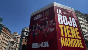 ElPozo despliega una gran lona en pleno centro de Madrid para reforzar su apoyo a la Selección Española