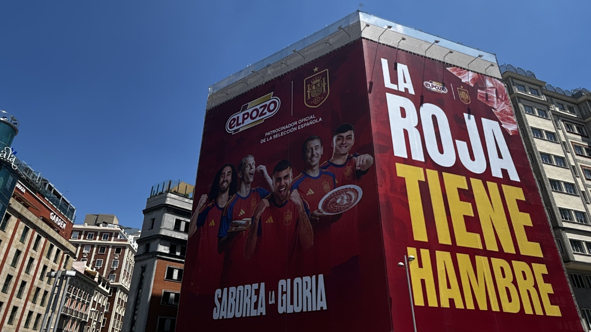 ElPozo despliega una gran lona en pleno centro de Madrid para reforzar su apoyo a la Selección Española 