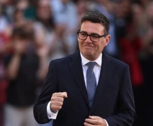 Andy Burnham proclamado nuevo primer ministro británico