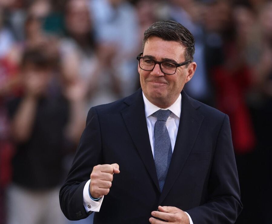 Andy Burnham proclamado nuevo primer ministro británico