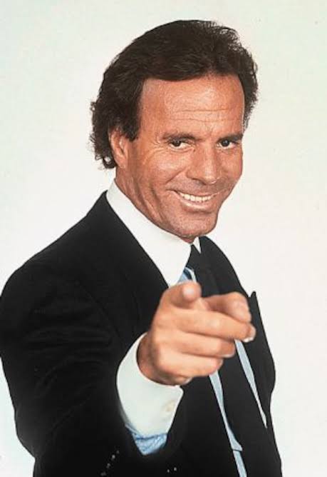 Julio Iglesias demanda a Yolanda Díaz y le exige 50.000 euros
