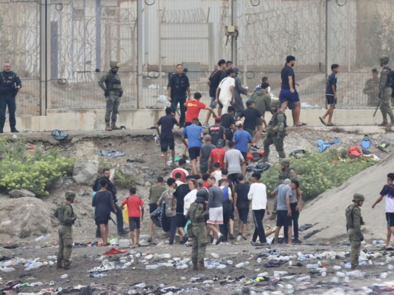 Nueve inmigrantes ingresan en prisión tras la avalancha de Ceuta