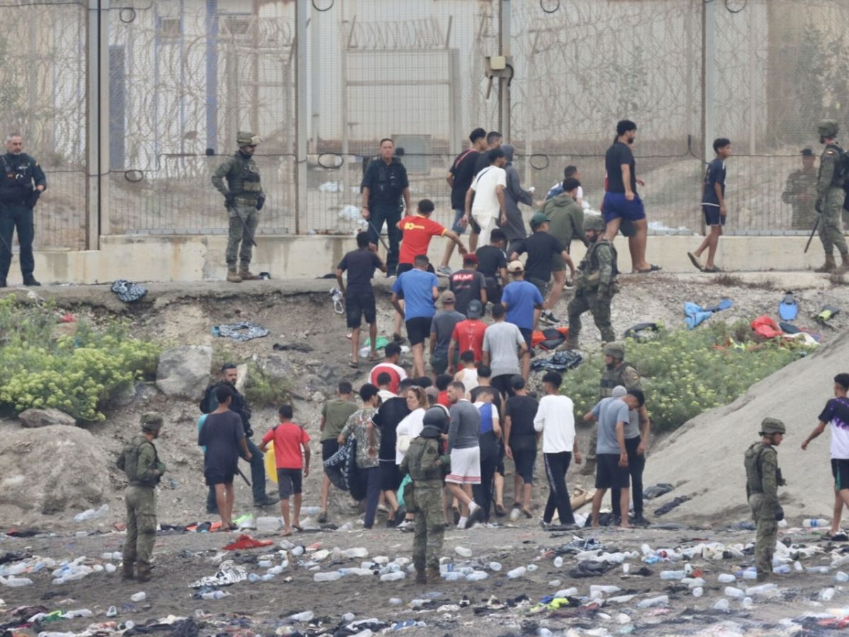Nueve inmigrantes ingresan en prisión tras la avalancha de Ceuta